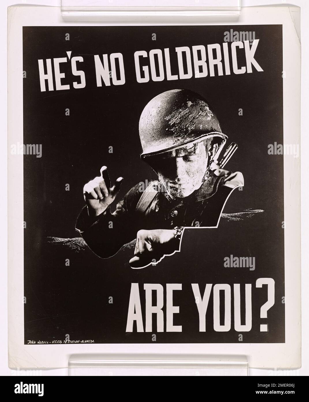 Questo manifesto di reclutamento della Guardia Costiera, creato dall'artista di combattimento della Guardia Costiera John Norall, sottolinea la dedizione e il duro lavoro che ci si aspetta dalle reclute. Il poster mette in evidenza l'enfasi posta dalla Guardia Costiera sul servizio e l'impegno per il dovere. Foto Stock