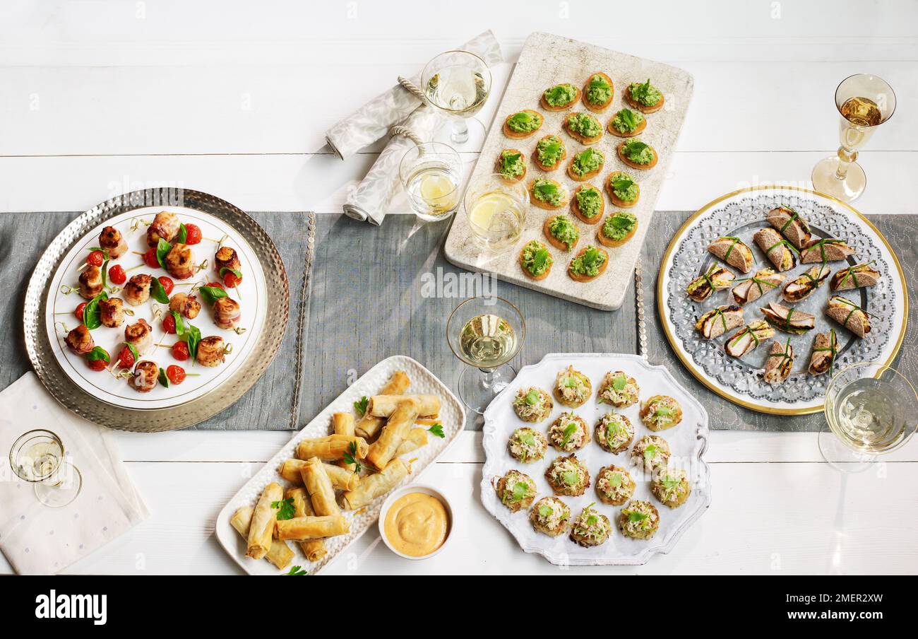 Tartine assortite su piatti Foto Stock