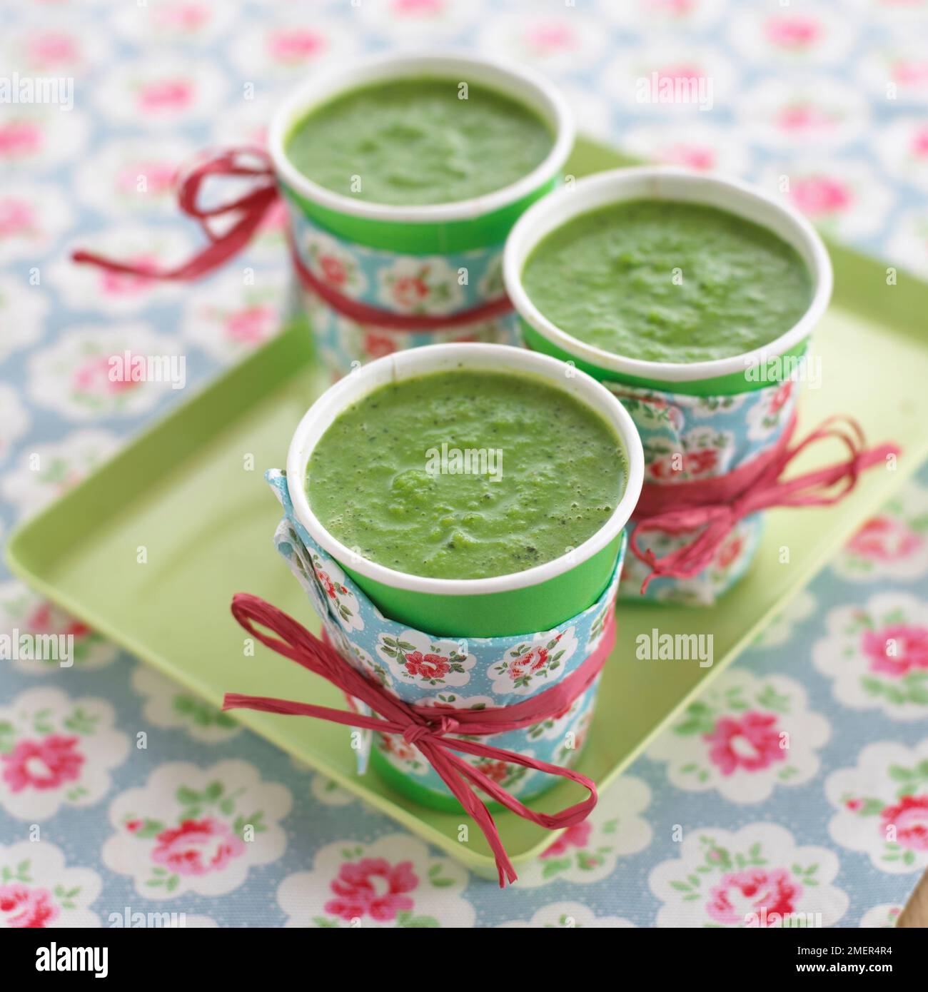 Tre tazze di minestra di menta e piselli Foto Stock