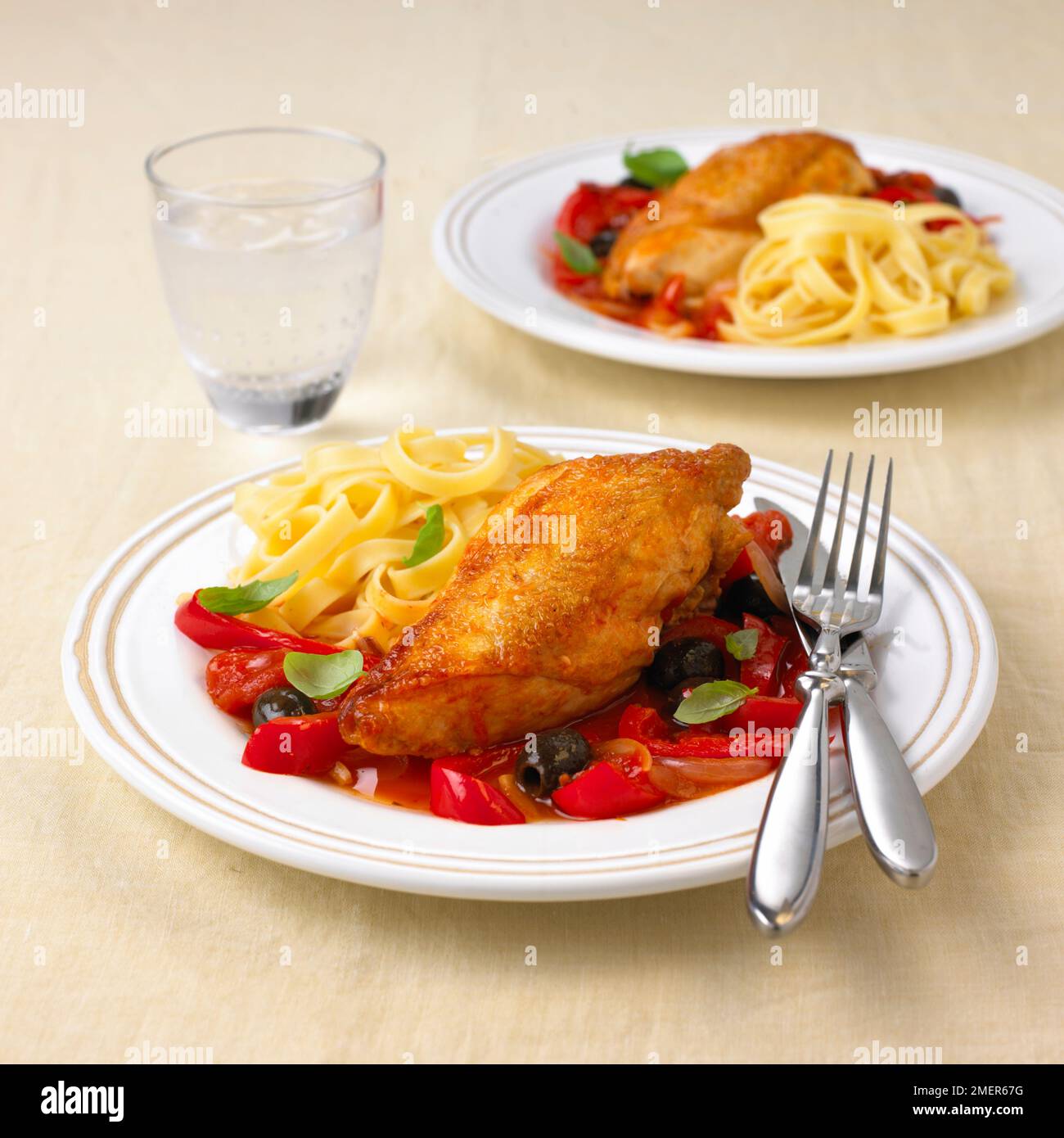Cacciatore di pollo, tagliatelle e peperoni rossi Foto Stock