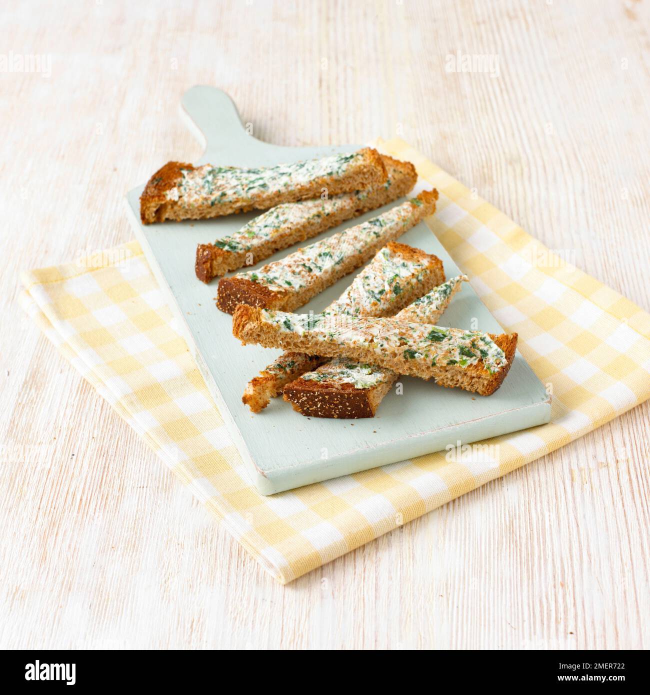 Spinaci e formaggio spalmati sul pane tostato Foto Stock