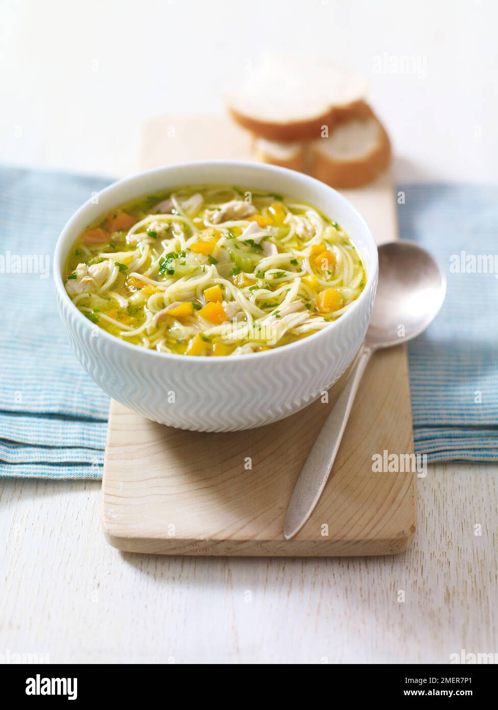 Ciotola di zuppa di noodle al pollo Foto Stock