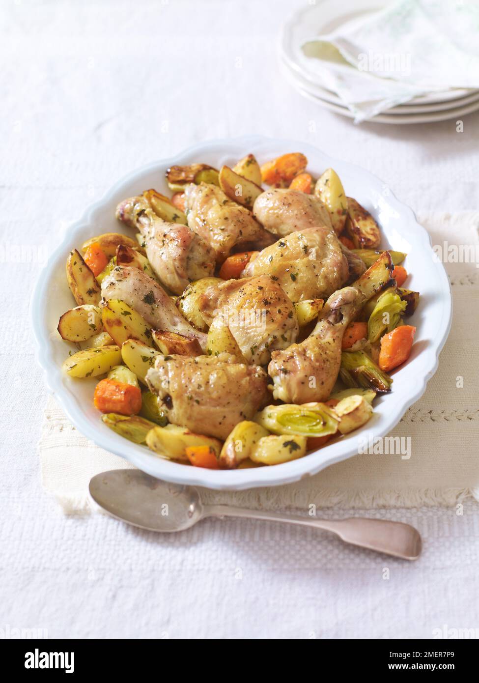 Vassoio di pollo e verdure in forno Foto Stock
