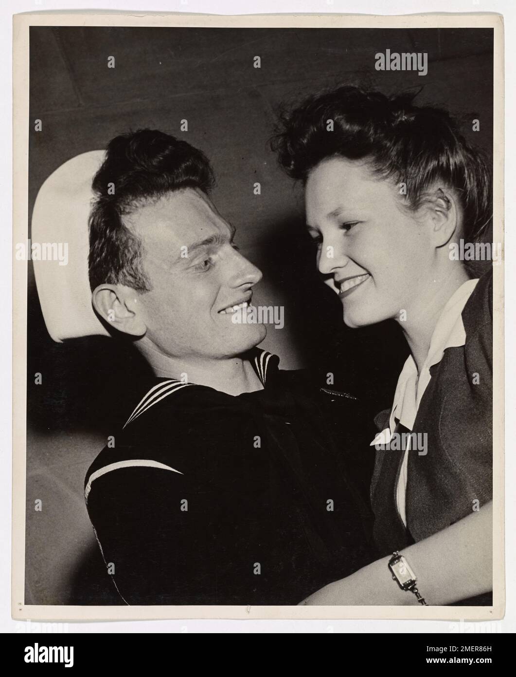 Il guardiano della costa Clifton L. Brown, dopo aver rasato la barba coltivata durante tre mesi di servizio in convoglio del Nord Atlantico, ora sembra angelico alla sua ragazza, la signorina Sallie Smith. Sua madre è anche sollevata nel vederlo rasato dopo il lungo servizio in tempo di guerra in condizioni difficili. Foto Stock