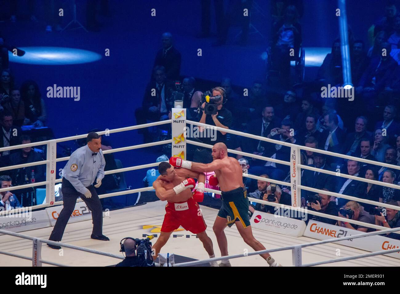 28-11-2015 Dusseldorf, Germania. Tyson Fury colpisce con una sinistra, ma Wladimir Klitschko è attento e riesce a eludere. Commento di Carl Froch. Lennox le Foto Stock