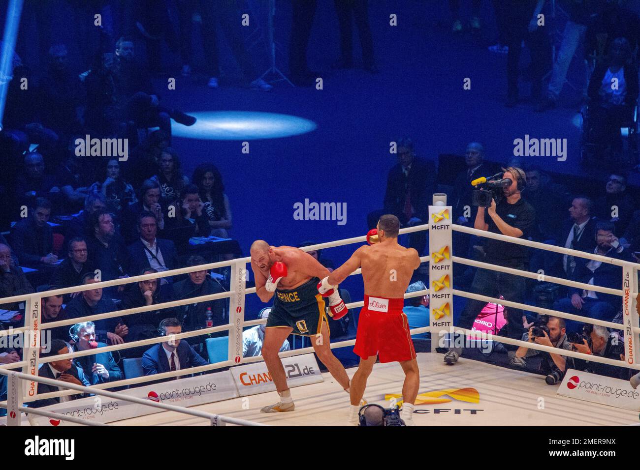 11-28-2015Dusseldorf, Germania. Tyson Fury si sposta a sinistra di Wladimir Klitschko per allontanarsi dall'attacco e dalla destra diretta. Carl Froch, co Foto Stock