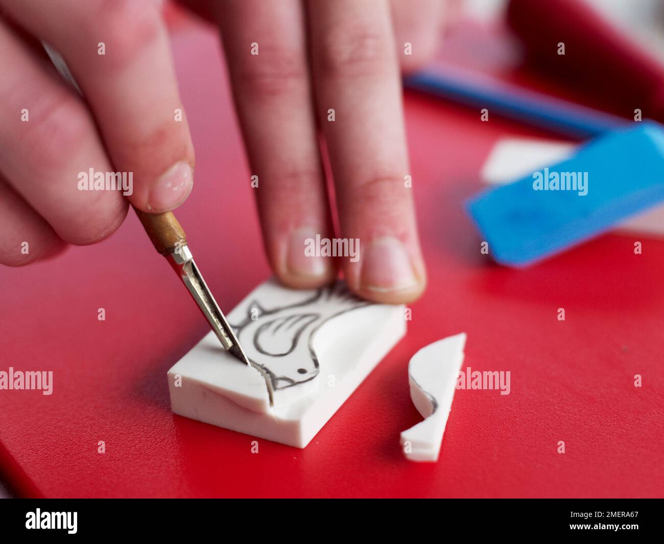 Fare un francobollo di uccello, tagliando lungo il contorno su blocco di schiuma Foto Stock