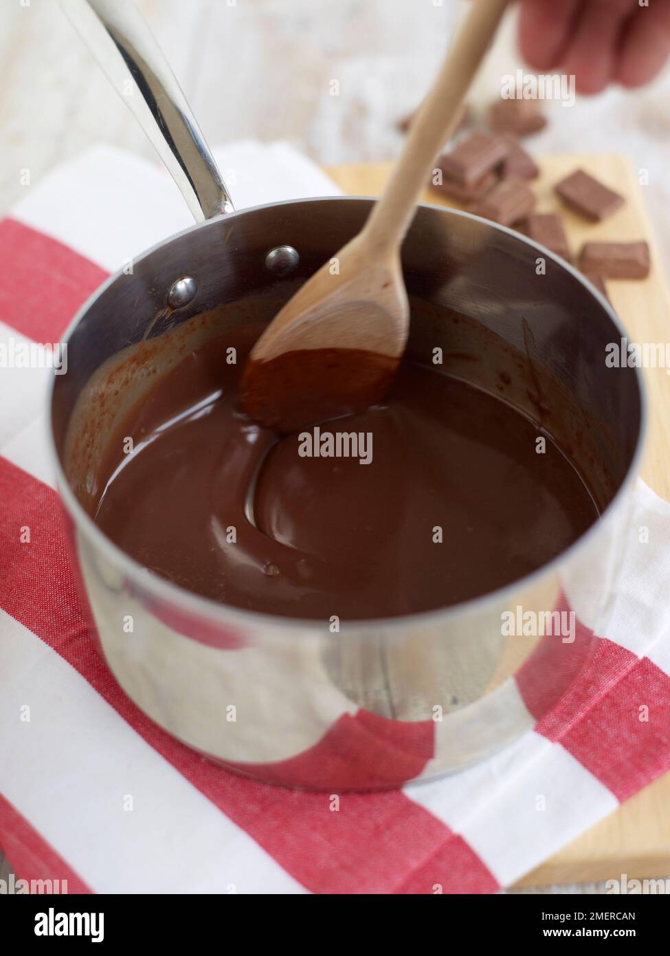 La produzione del cioccolato pot, dessert cioccolato fondente in padella Foto Stock