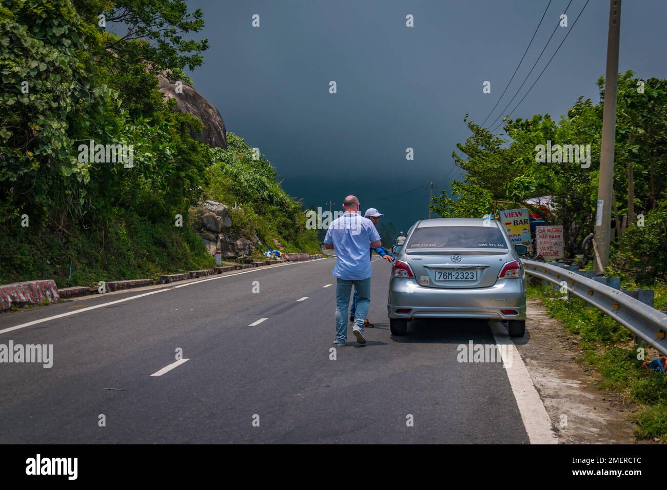 Nebbia che pende sul Passo di Hải Vân Hai Van, Vietnam. Foto Stock