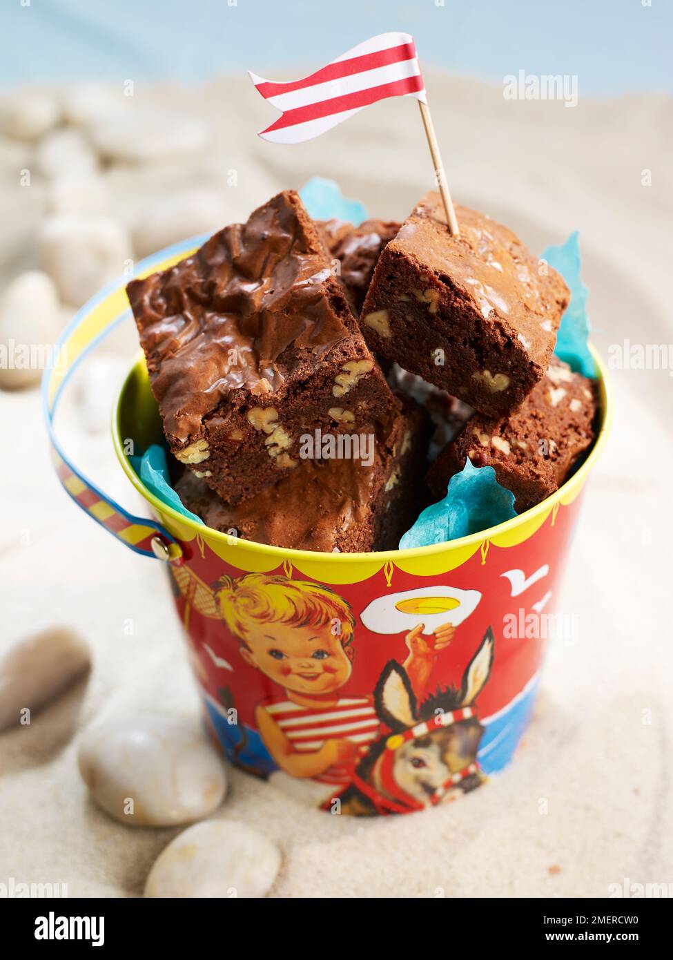 Secchio pieno di brownie al cioccolato decorate con una bandiera Foto Stock