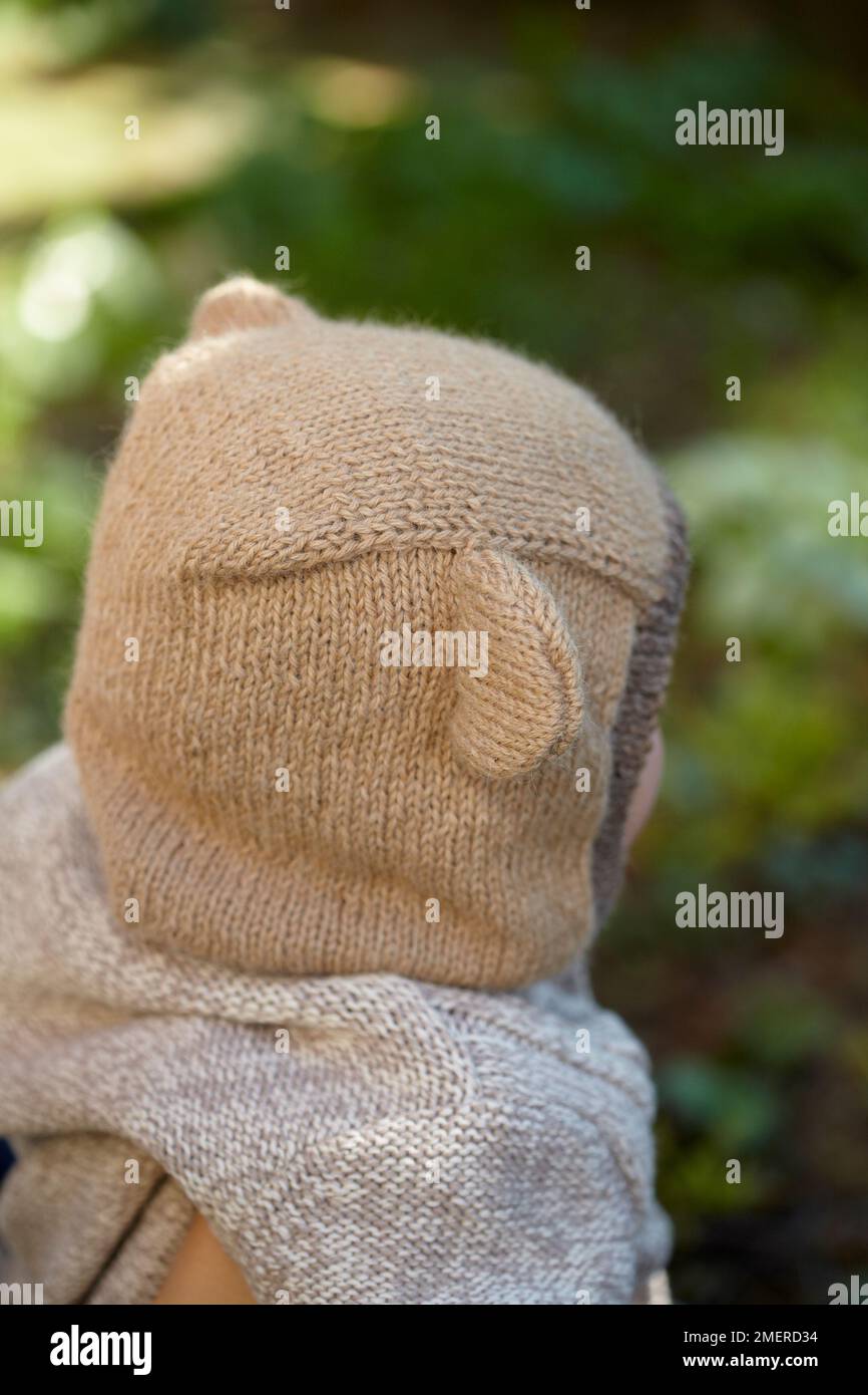 Bambino con bearaclava, balaclava con orecchie, vista posteriore, 17 mesi  Foto stock - Alamy
