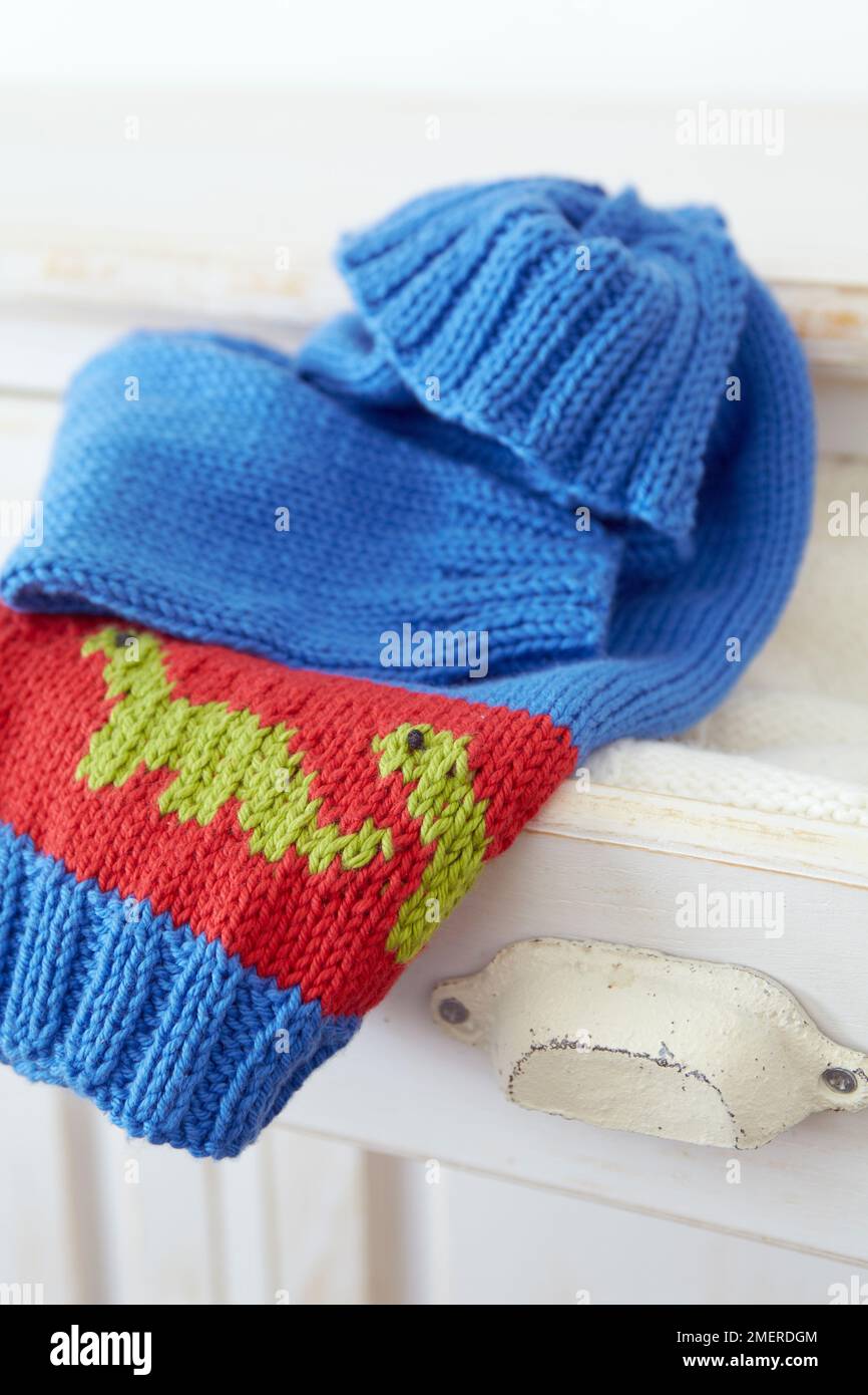 Jumper in maglia piegata con design dinosauro Foto Stock