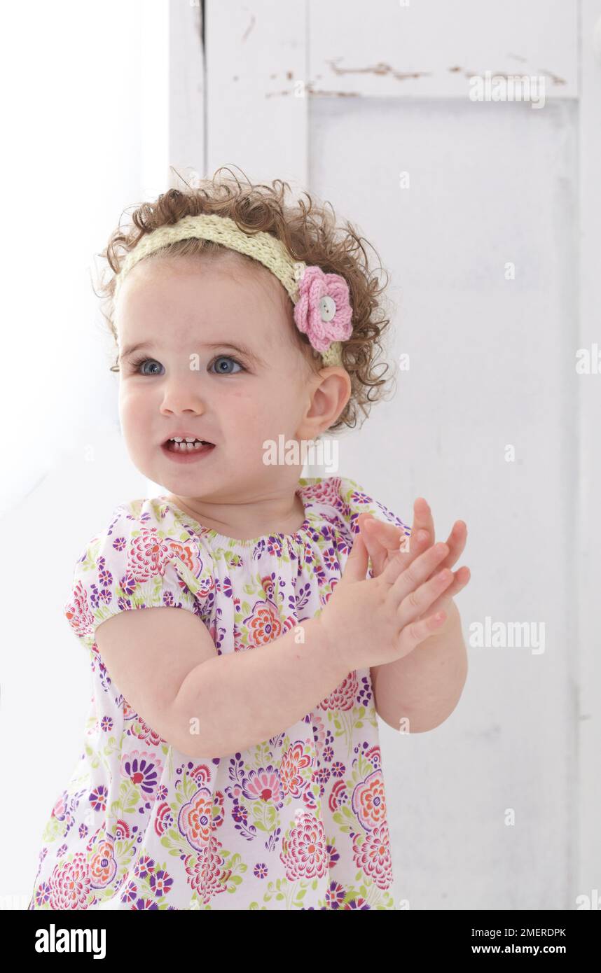 Bambina con fascia a maglia, 14 mesi Foto Stock