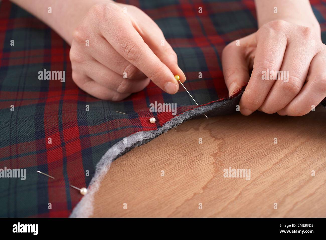 Making dog Jacket, posizionare il tessuto di controllo, lato destro verso l'esterno, sulla parte superiore dell'ovatta e l'interfacciamento, fissare tutti e tre gli strati insieme Foto Stock