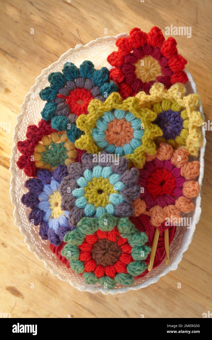 Fiori accovacciati per una grande coperta quadrata Foto Stock
