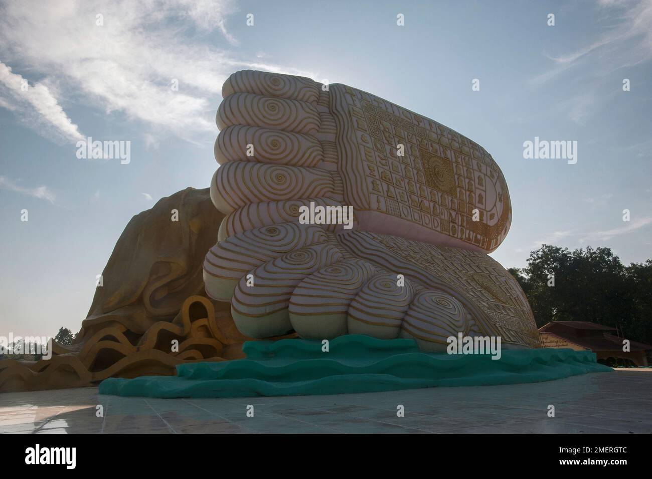 Myanmar, Regione di Bago, Bago, Naung Daw Gyi Mya Tha Lyaung, Buddha reclinato, piedi Foto Stock