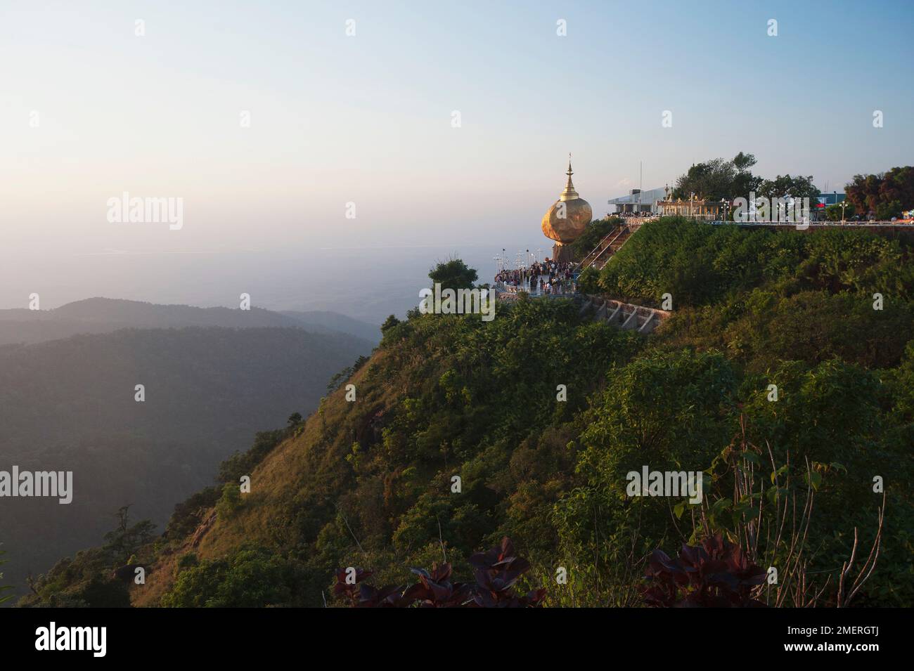 Myanmar, Myanmar sudorientale, Kyaiktiyo, luogo di pellegrinaggio Golden Rock Foto Stock