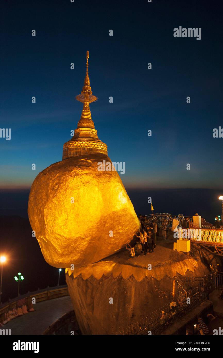 Myanmar, Myanmar sudorientale, Kyaiktiyo, Golden Rock luogo di pellegrinaggio di notte Foto Stock