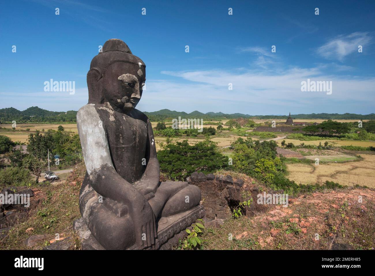 Myanmar, Buddha seduto su una collina, con vista sulla campagna Foto Stock