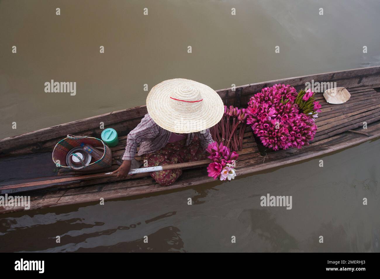 Myanmar, Myanmar orientale, Lago Inle, venditore di fiori di loto Foto Stock