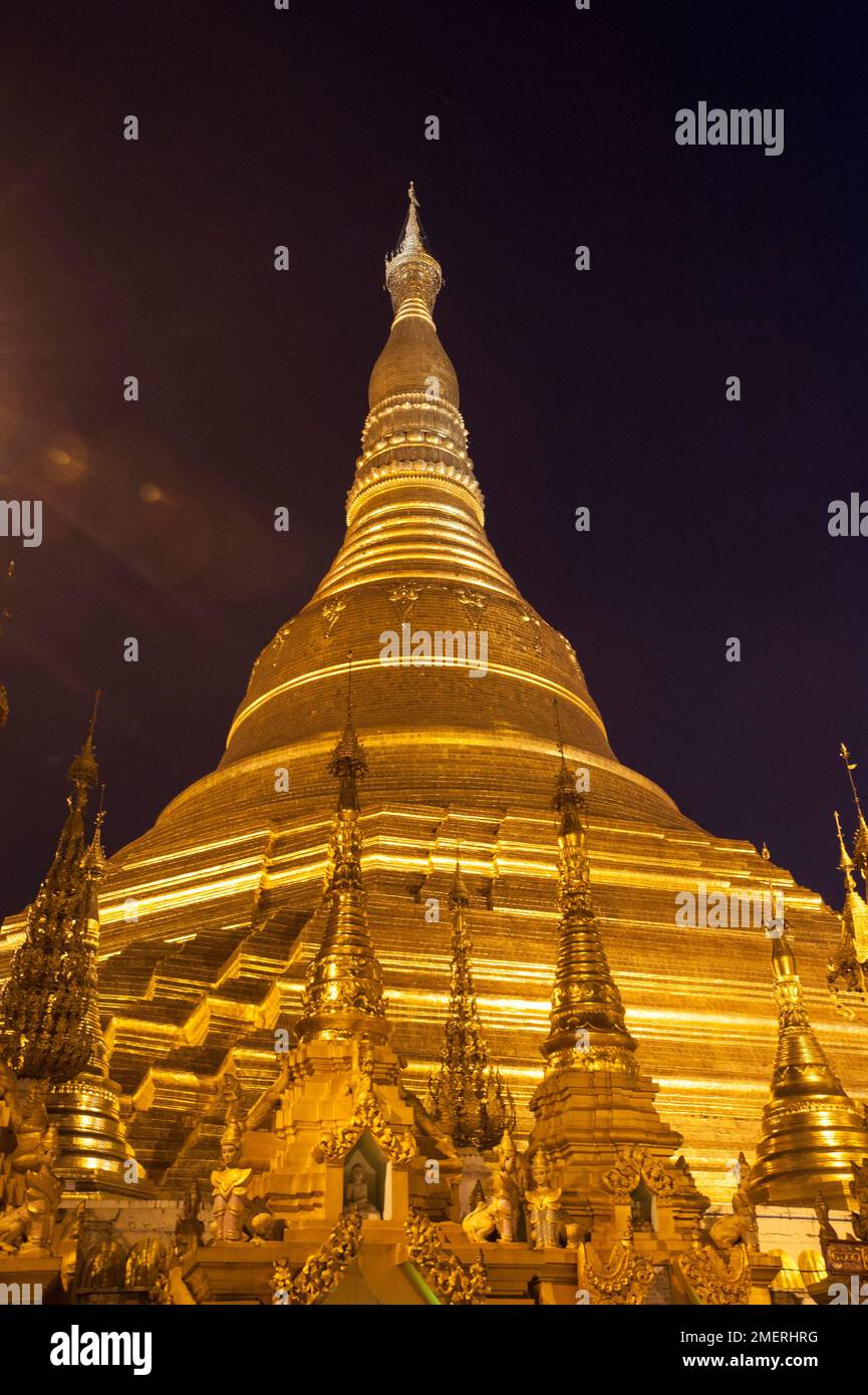 Myanmar, Yangon, Shwedagon Paya, vista generale di notte Foto Stock