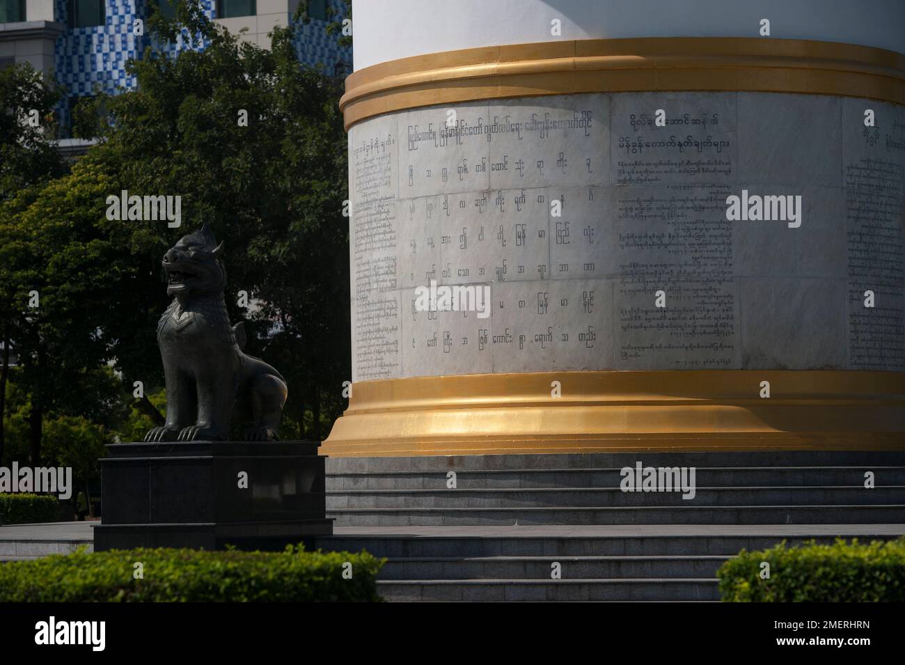 Myanmar, Yangon, Downtown, testo sulla base del monumento Independence Foto Stock