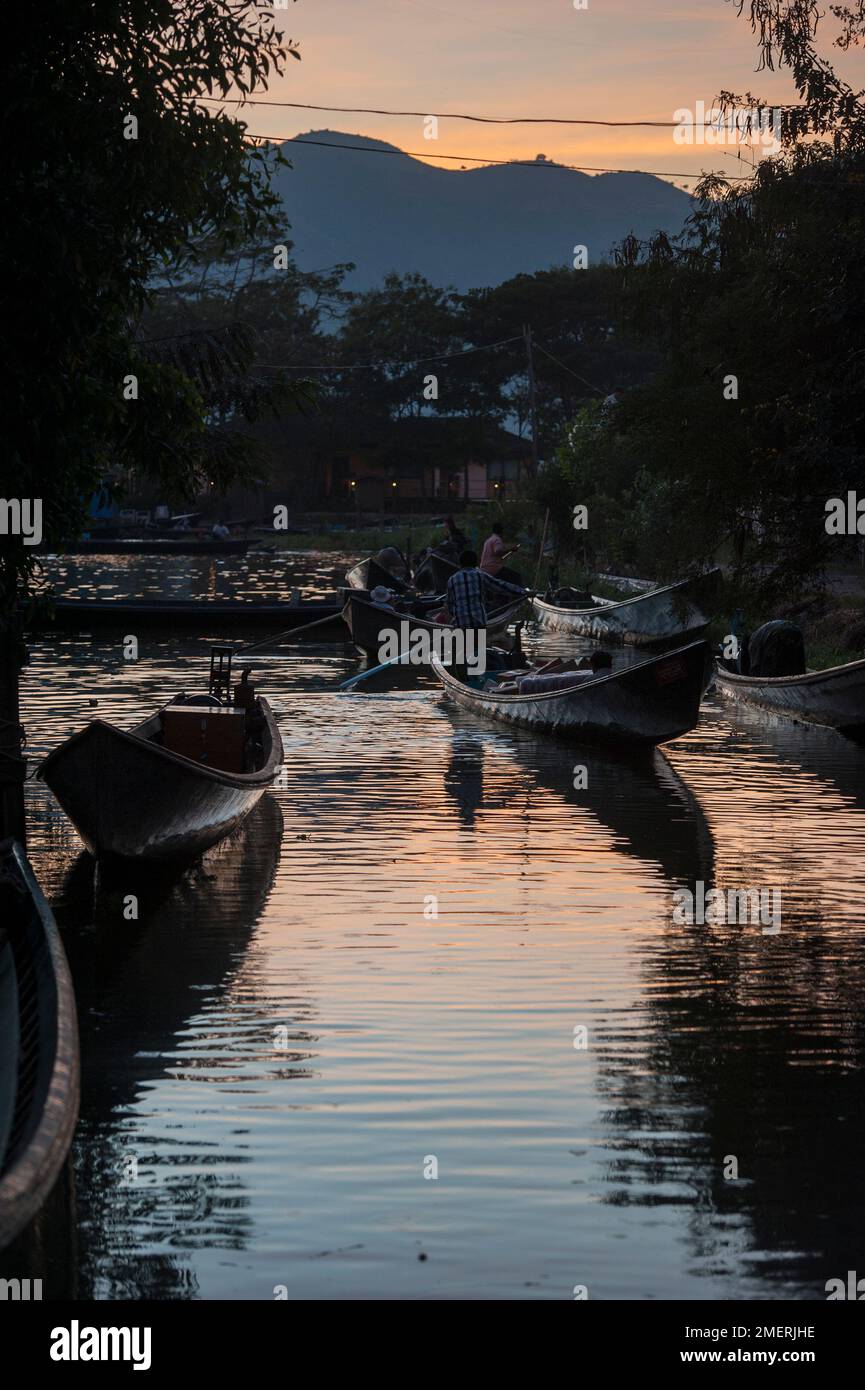 Myanmar, Birmania orientale, Lago Inle, Nyaungshwe, canale in serata Foto Stock