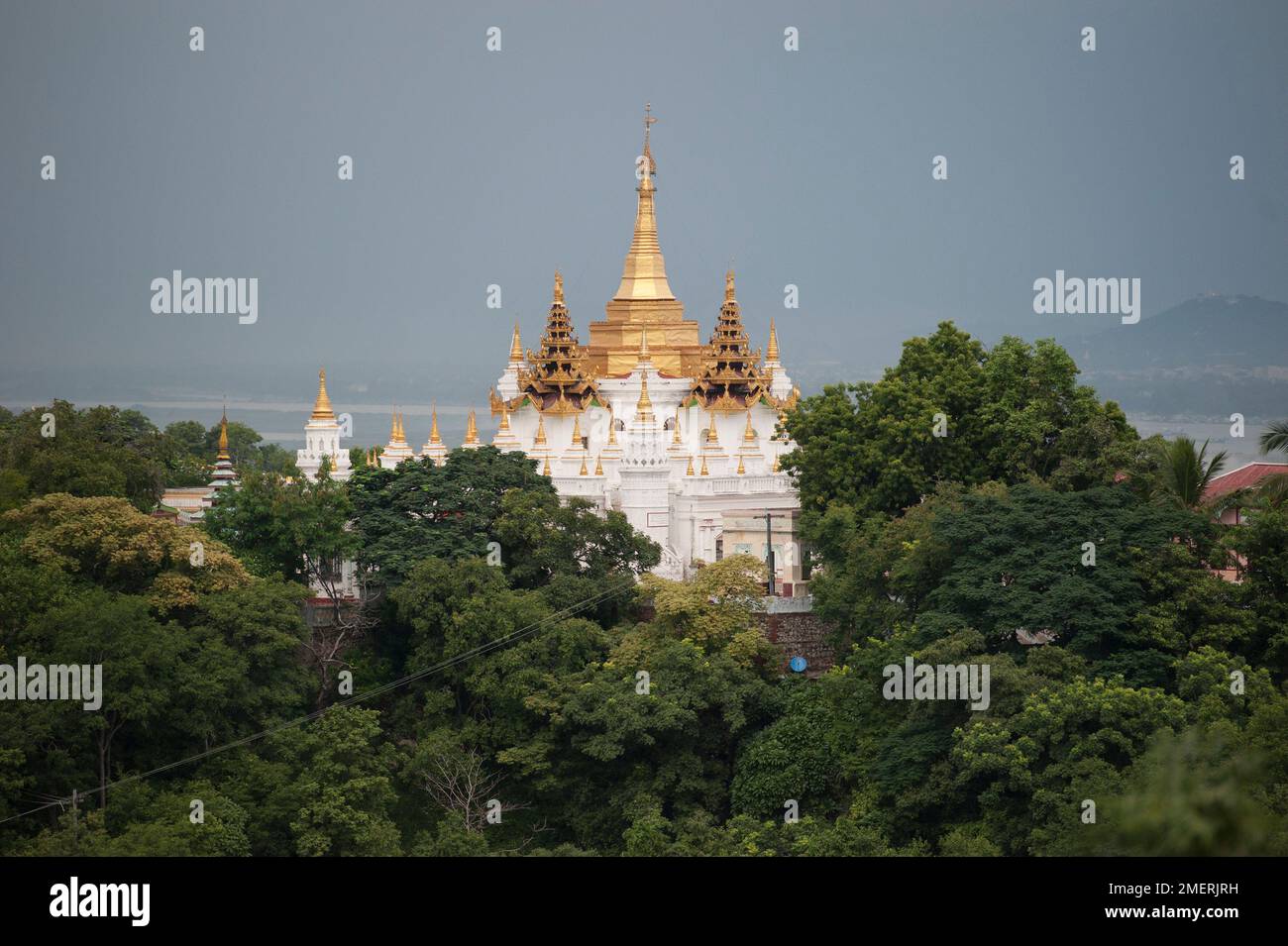 Myanmar, Mandalay Regione, Sagaing, vista da presto U Ponya Shin Paya Foto Stock