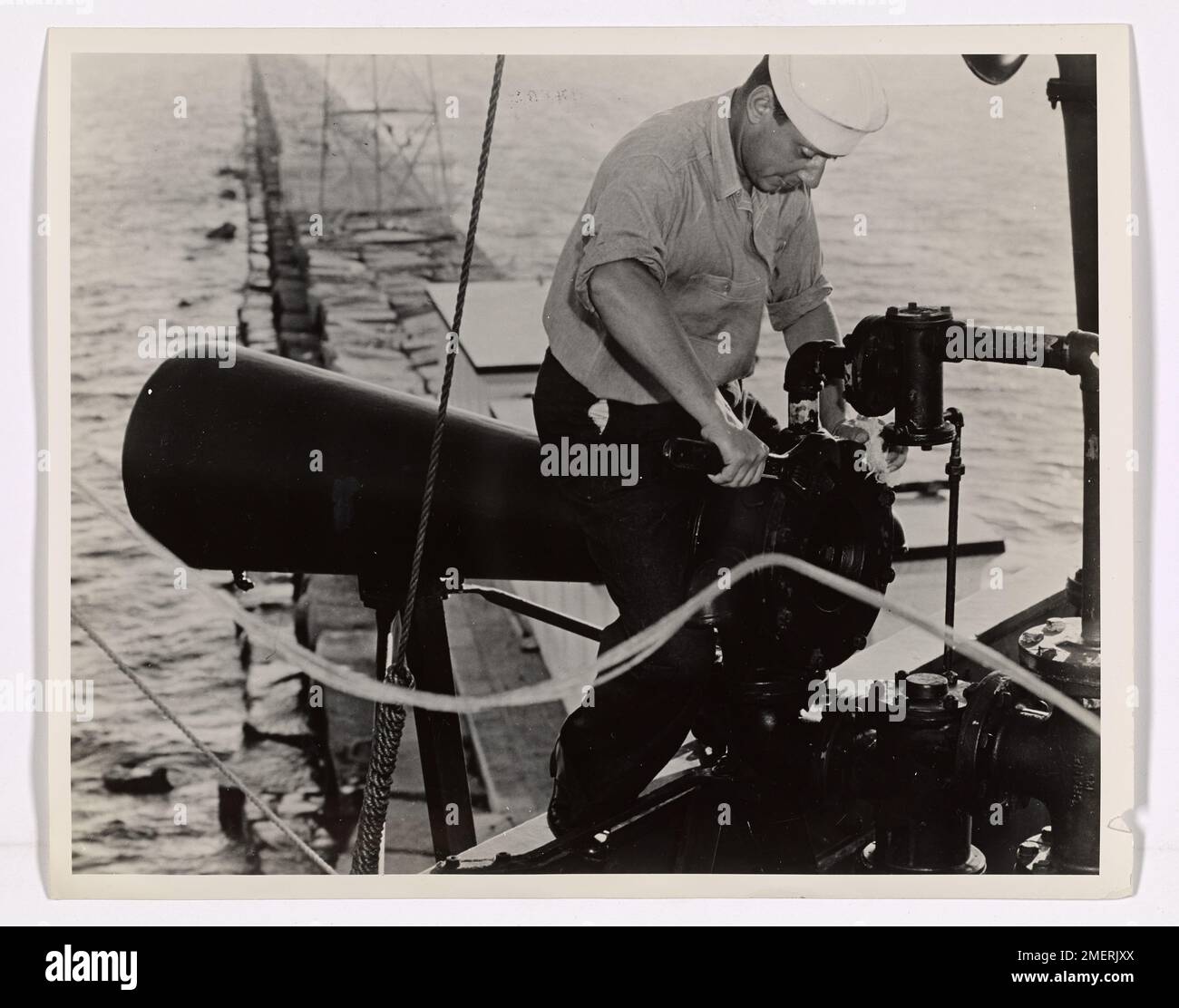 Segnale fendinebbia. Questo articolo consiste in una fotografia di un Coast Guardsmen degli Stati Uniti che lavora su un segnale di nebbia. Foto Stock