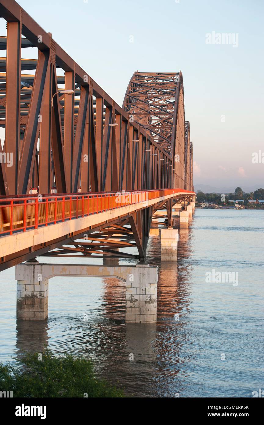 Myanmar, Regione di Mandalay, Sagaing, Ponte di Yadanabon sul fiume Irrawaddy Foto Stock