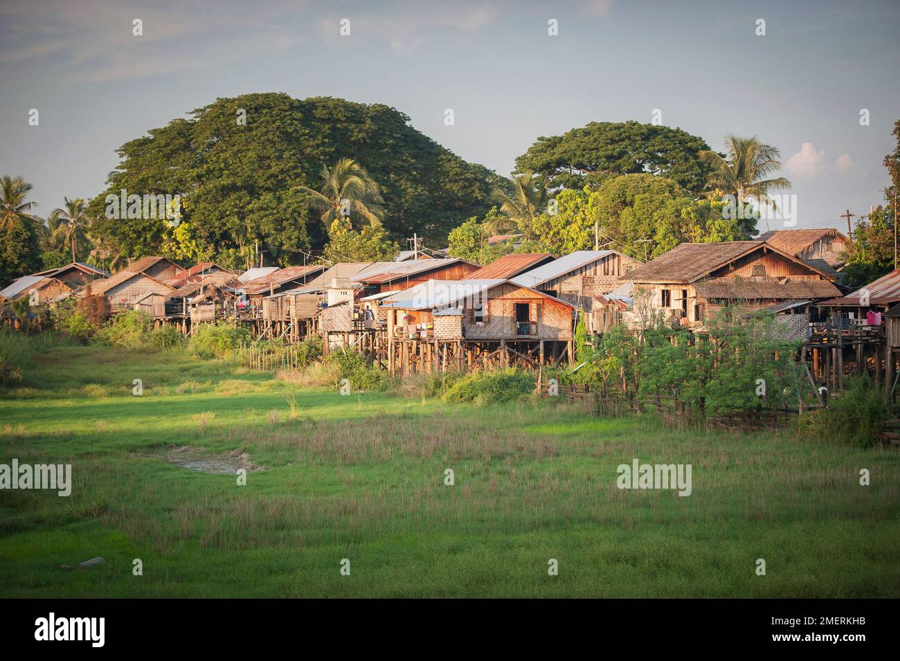 Myanmar, Myanmar settentrionale, Katha, vista delle tradizionali case a palafitte Foto Stock