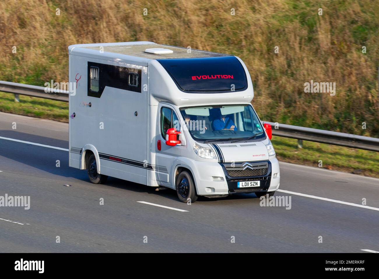 2011 relè BIANCO GRIGIO CITROEN 35 L3 120 LWB 2198cc 6 marce evoluzione manuale SCATOLA di rinvio SPRINT; viaggiando sull'autostrada M61 UK Foto Stock