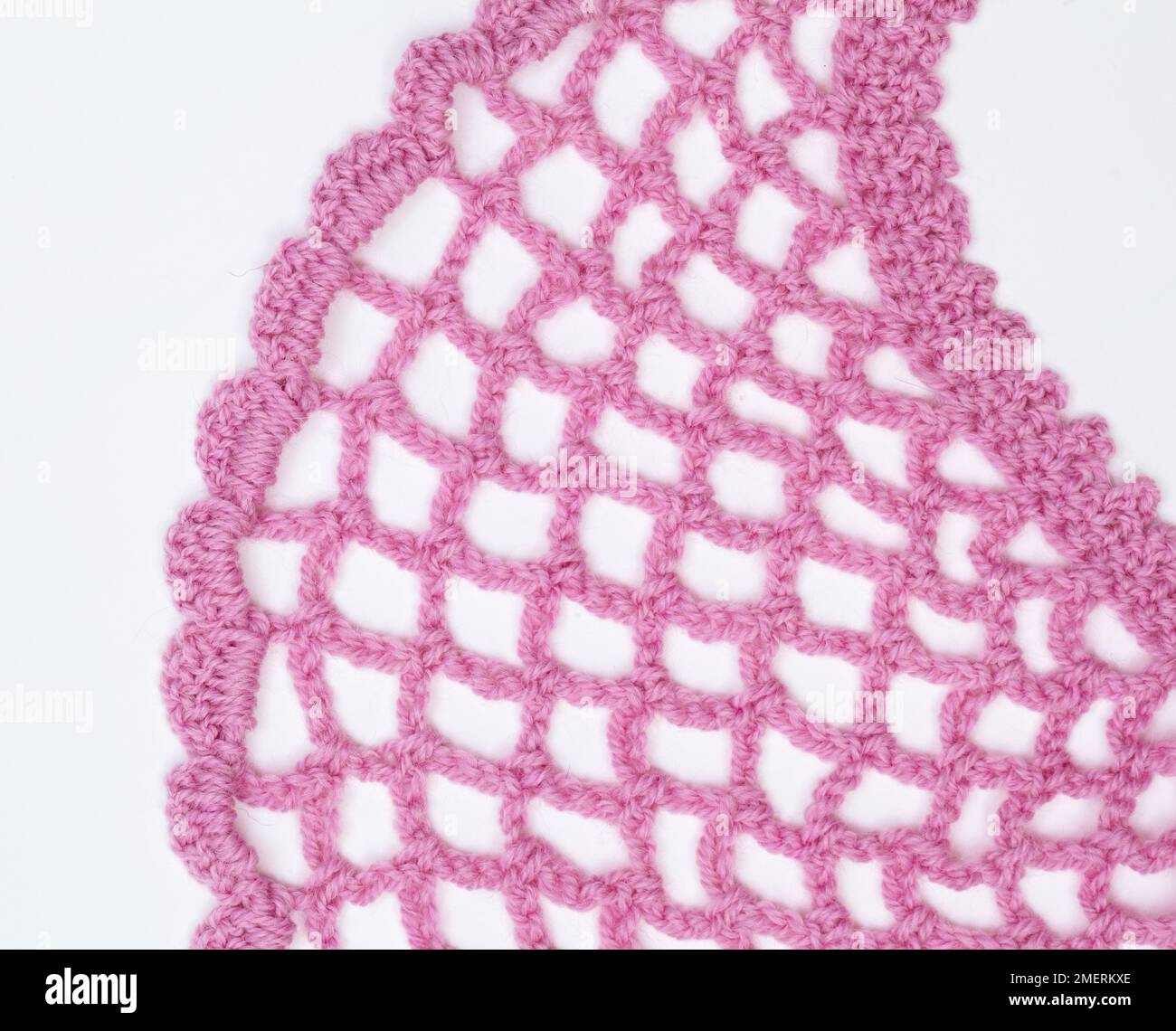 Scialle rosa uncinetto con bordatura della conchiglia e punto a maglia a maglia a catenella Foto Stock