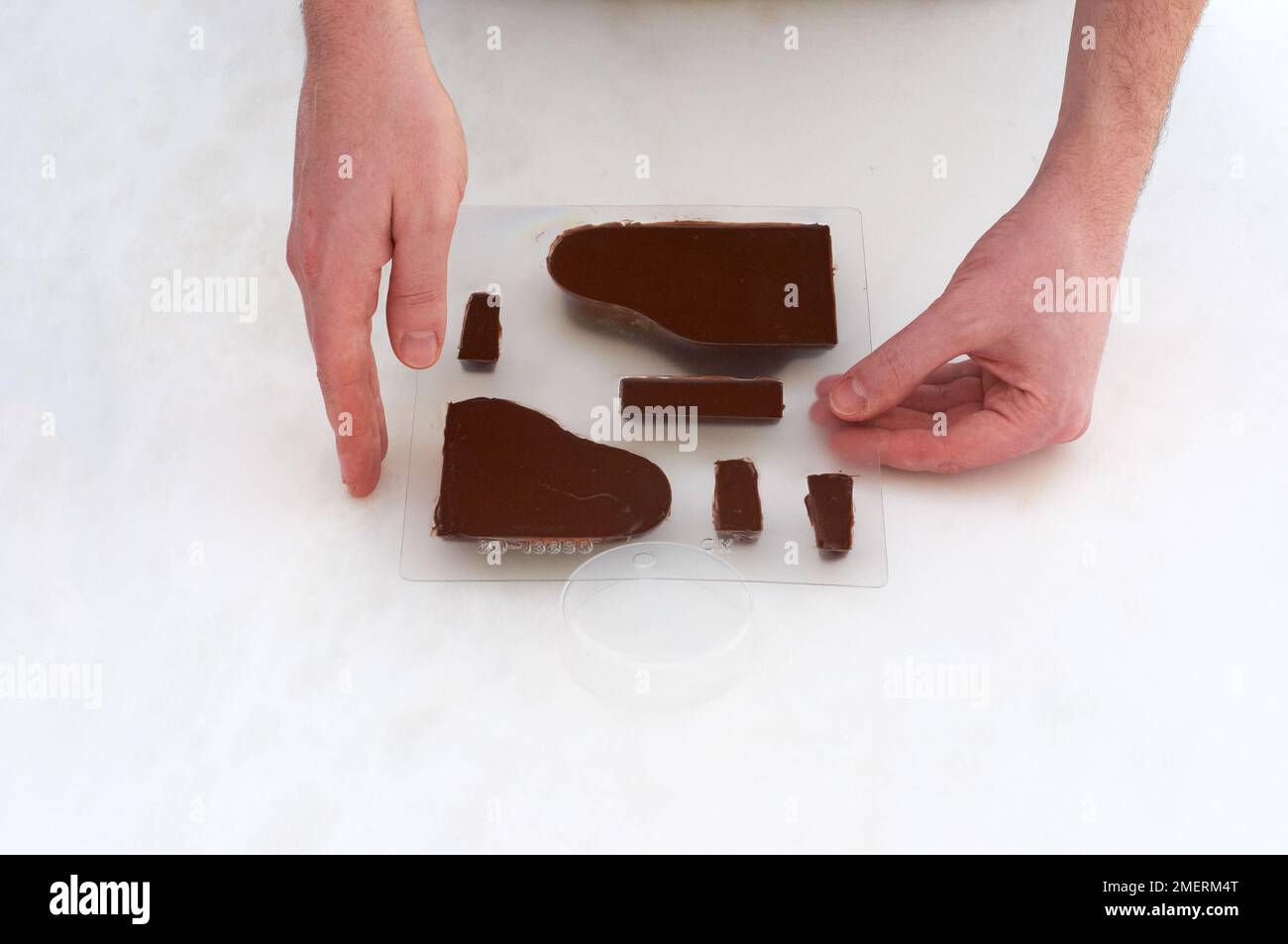 Rilascio di forme di cioccolato da uno stampo Foto Stock