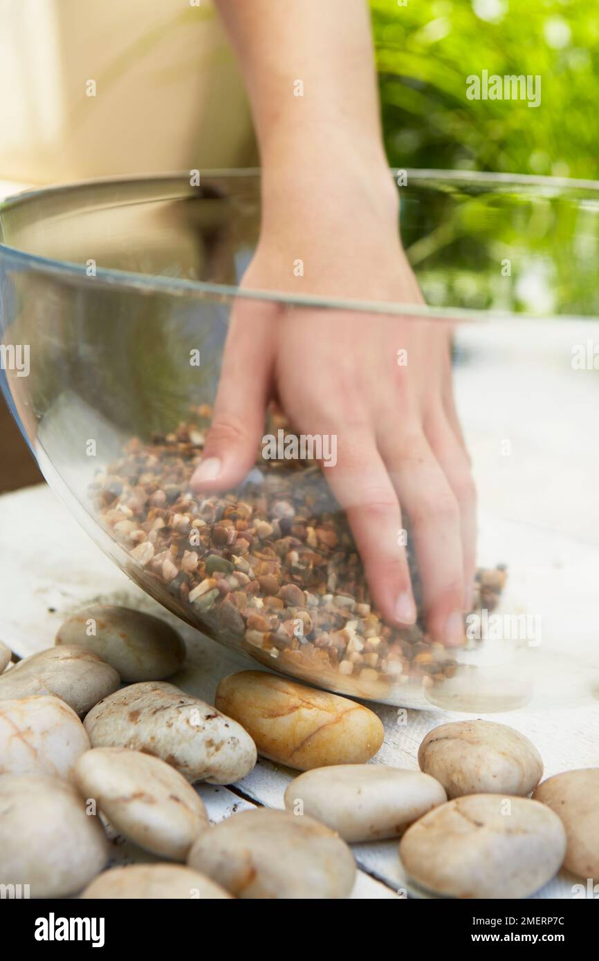 Tavolo giardino d'acqua, posizionamento ghiaia in ciotola Foto Stock