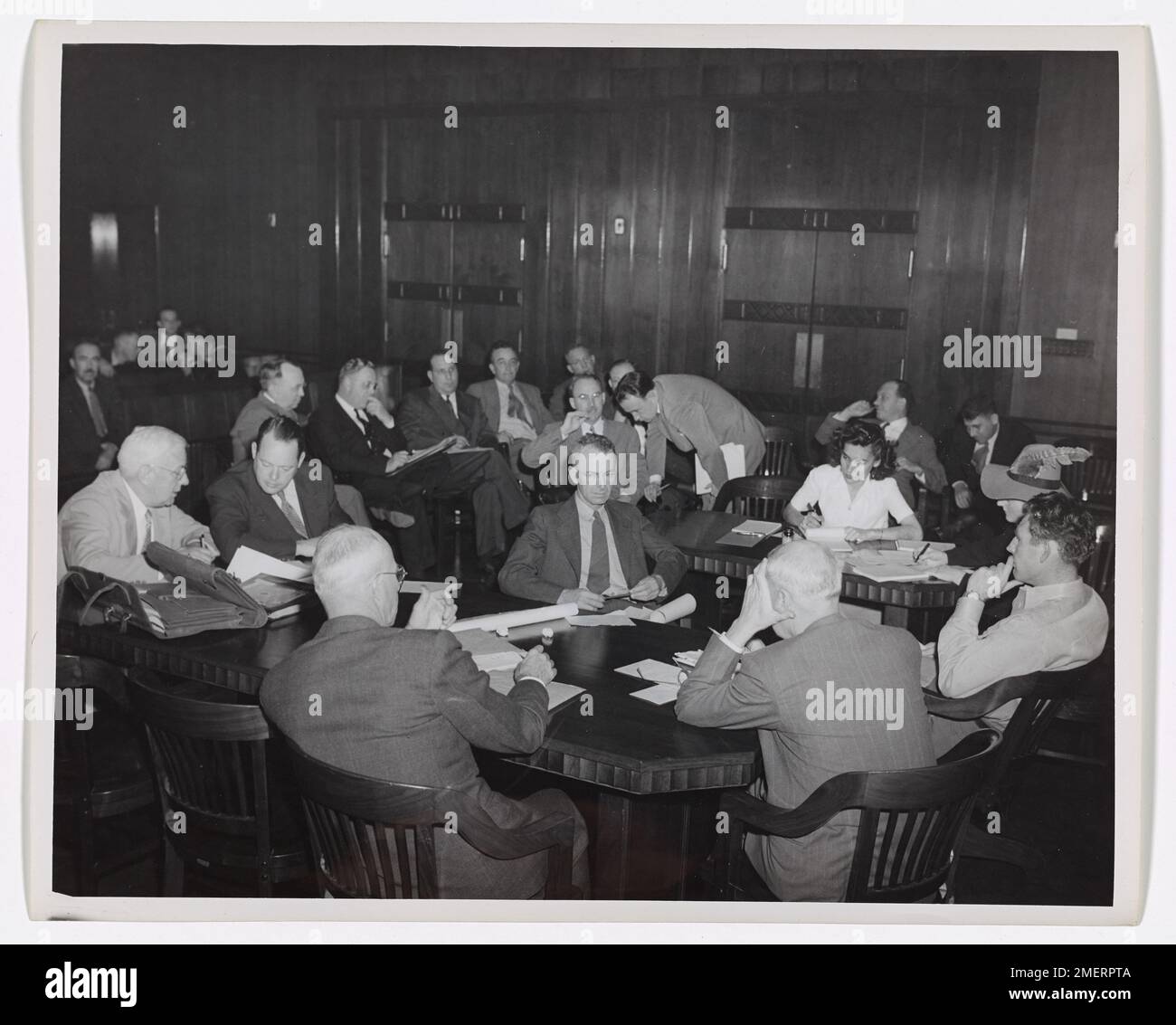 Questa immagine raffigura una vista generale di una sessione del Board of Inquiry tenutasi a Galveston, Texas. L'inchiesta è un'indagine formale sugli incidenti marittimi o sulle operazioni militari, incentrata sulla raccolta di fatti e testimonianze. Foto Stock