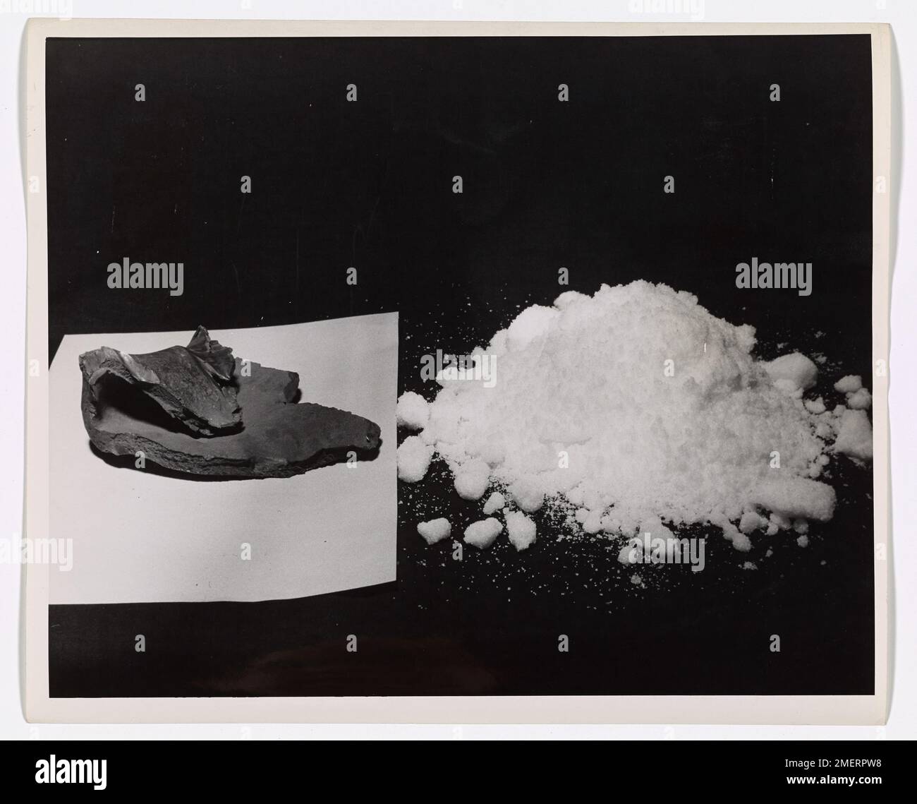 Un campione di nitrato di ammonio, la sostanza chimica responsabile di una serie di esplosioni a Texas City. L'immagine mostra nitrato di ammonio accanto a un pezzo di acciaio del Grandcamp distrutto. L'esplosione fu uno dei più mortali incidenti industriali nella storia degli Stati Uniti. Foto Stock