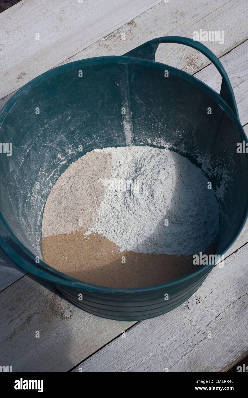 Fare piantatrice di calcestruzzo, secchio di ingredienti asciutti, cemento e sabbia, fare calcestruzzo Foto Stock