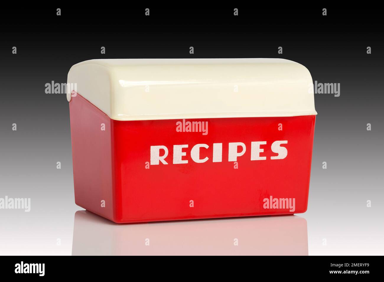 1950s vintage metà secolo moderno rosso e bianco scatola di ricette in plastica lustrware per la raccolta di ricette di famiglia Foto Stock