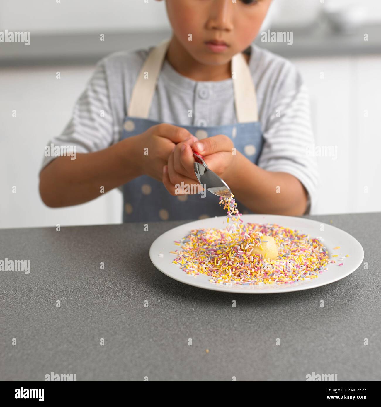 Spalmatura di tartufi al cioccolato con spruzzette, 4 anni Foto Stock