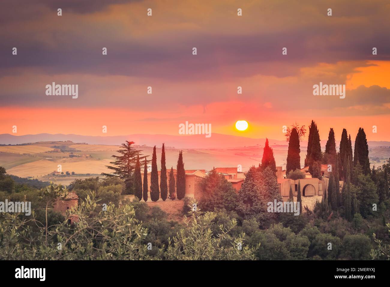 Vista del cimitero sotto il tramonto toscano, circondato da cipressi, Montisi, Toscana, Italia. Foto Stock