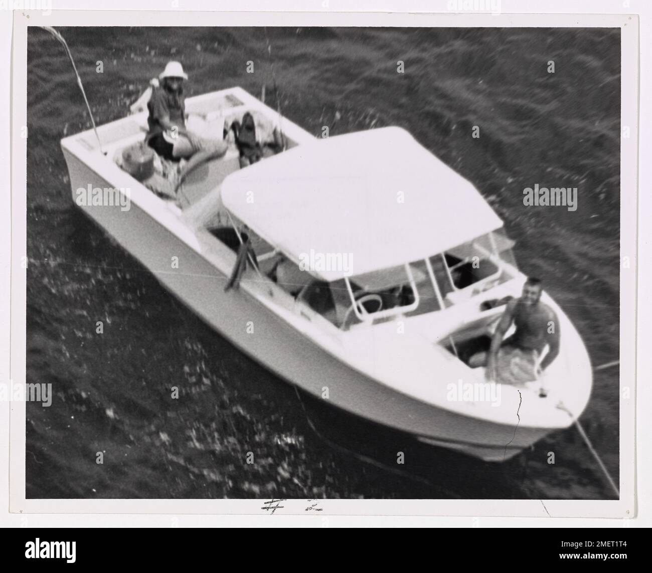 La Guardia di costa rescues quattro in Atlantico. Dopo cinque giorni alla deriva nel corso del Golfo Atlantico al largo della costa della Florida, gli occupanti di un'imbarcazione da 23 piedi da Miami aspettano il salvataggio. Questa fotografia è stata fatta da fotografi Mate Clarence H. Meyer, USCG, da un aereo di ricerca della Guardia Costiera. Foto Stock