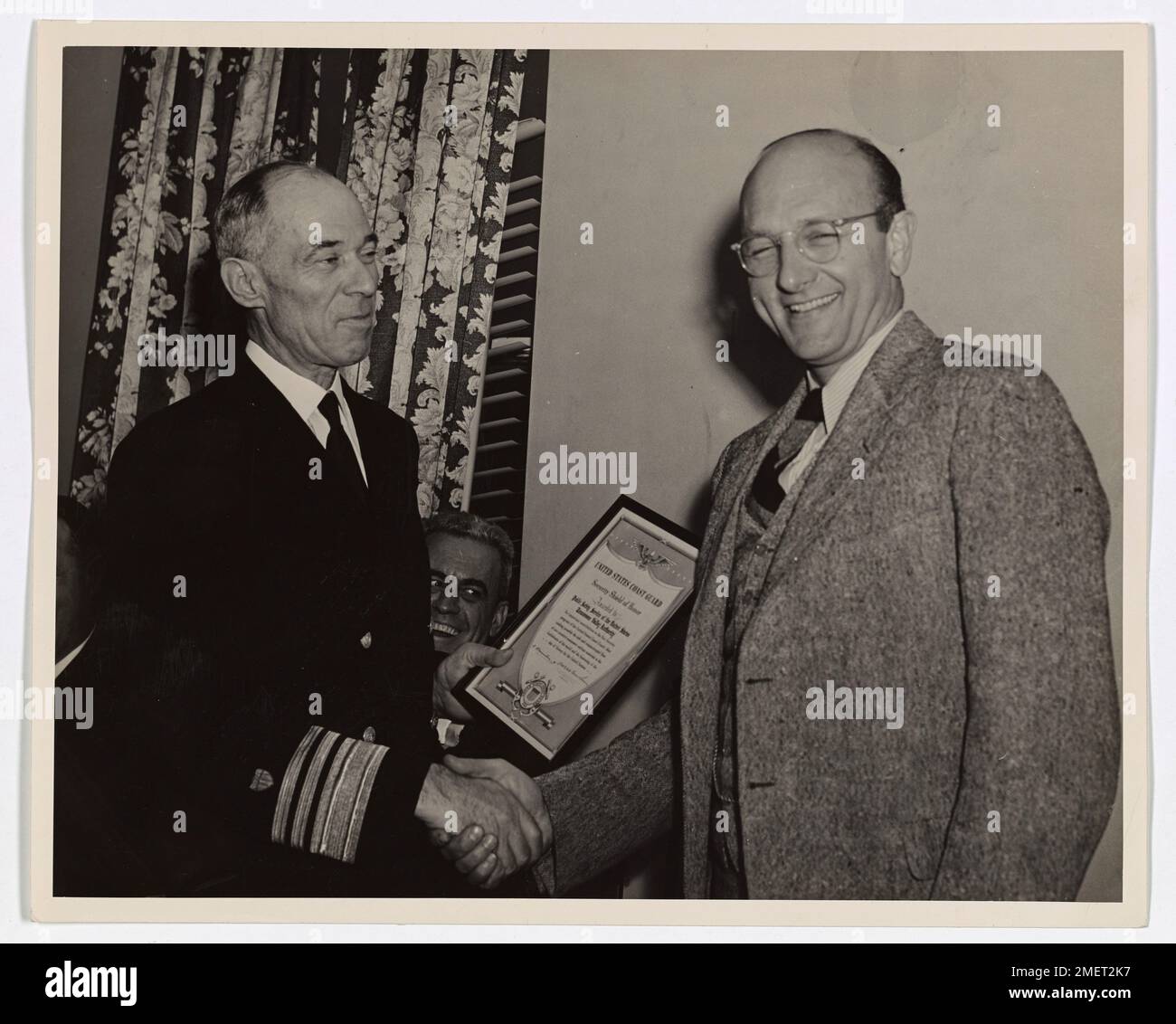 Il vice ammiraglio R. R. Waesche della Guardia Costiera degli Stati Uniti presenta lo scudo d'Onore di sicurezza a David E. Lilienthal, presidente della Tennessee Valley Authority, per la sua leadership nella Public Safety Service Division. Il premio riconosce un servizio eccellente in materia di sicurezza pubblica e difesa nazionale. Foto Stock