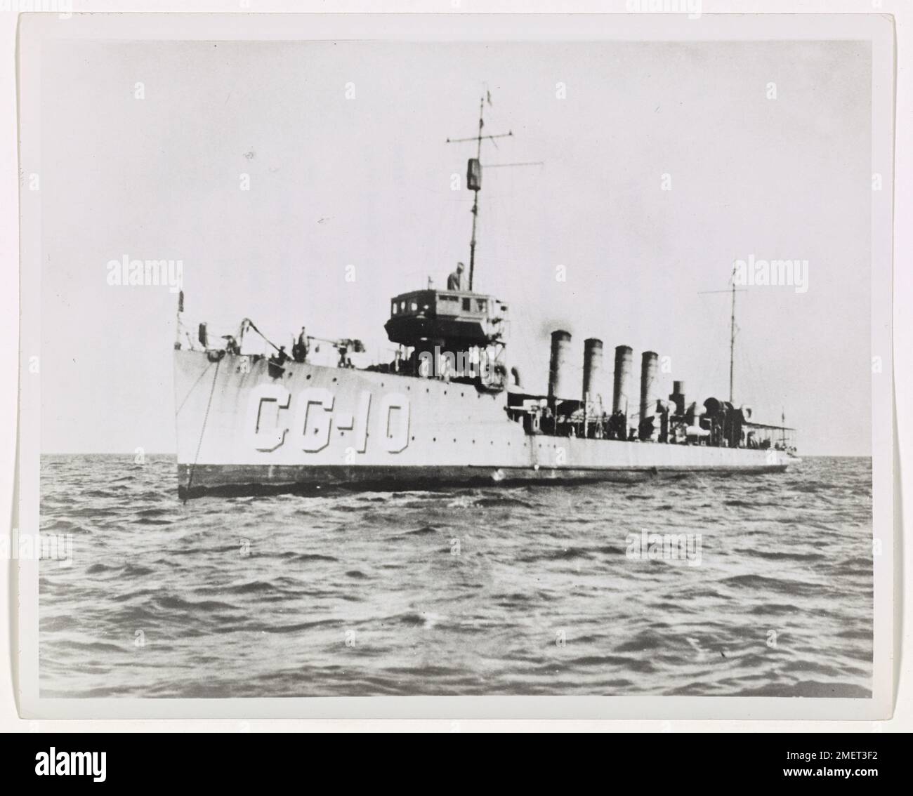 Il Destroyer BURROWS della Guardia Costiera è di pattuglia, alla ricerca di navi che corrono a rum. Questa pattuglia riflette il ruolo della Guardia Costiera nell'applicazione della legge marittima durante l'era del proibizionismo e oltre. Foto Stock