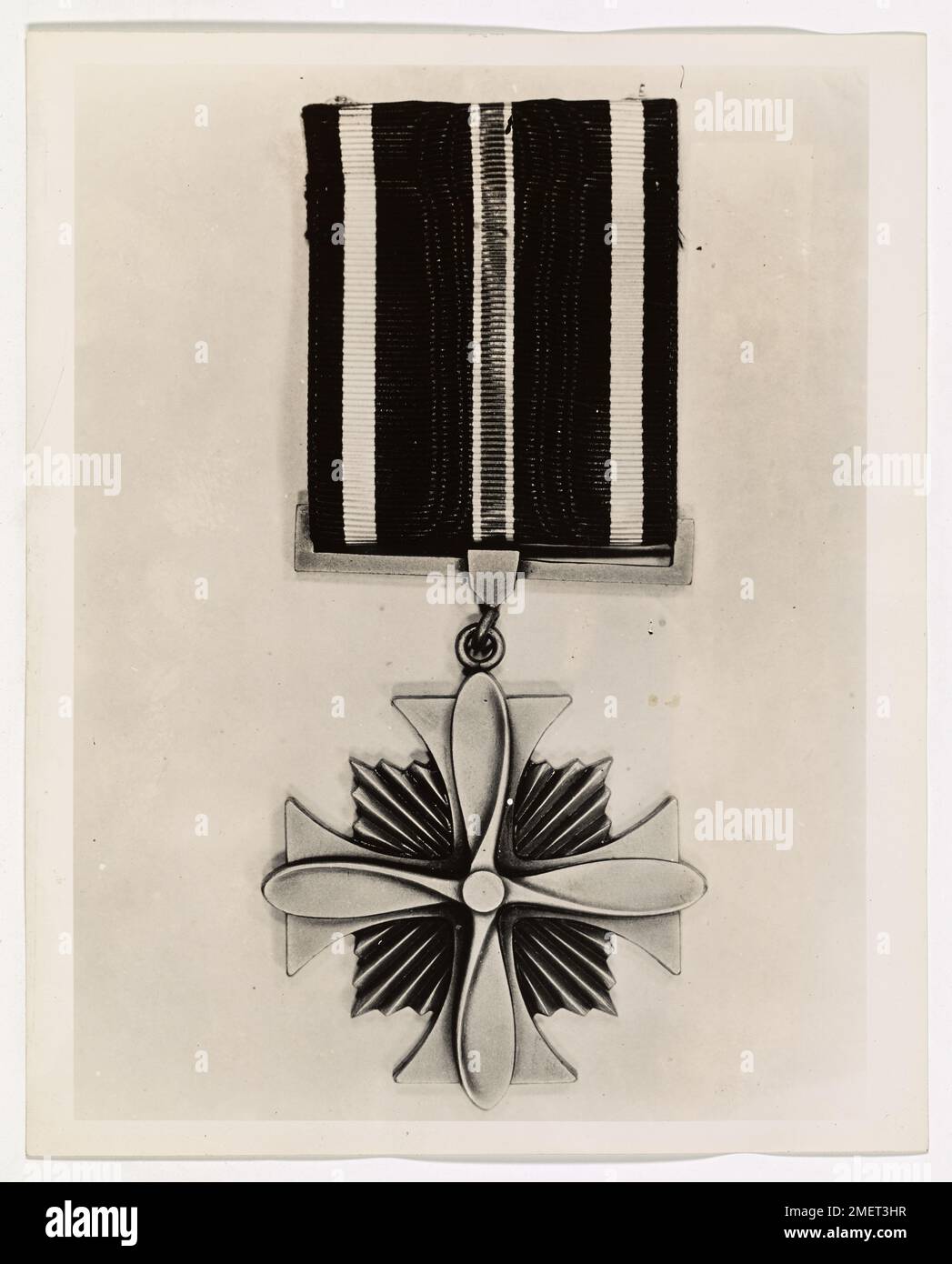 Distinta Croce volante. Distinguished Flying Cross assegnato agli aviatori per i voli eroici. Un certo numero di aviatori della Guardia Costiera detengono queste medaglie. Foto Stock