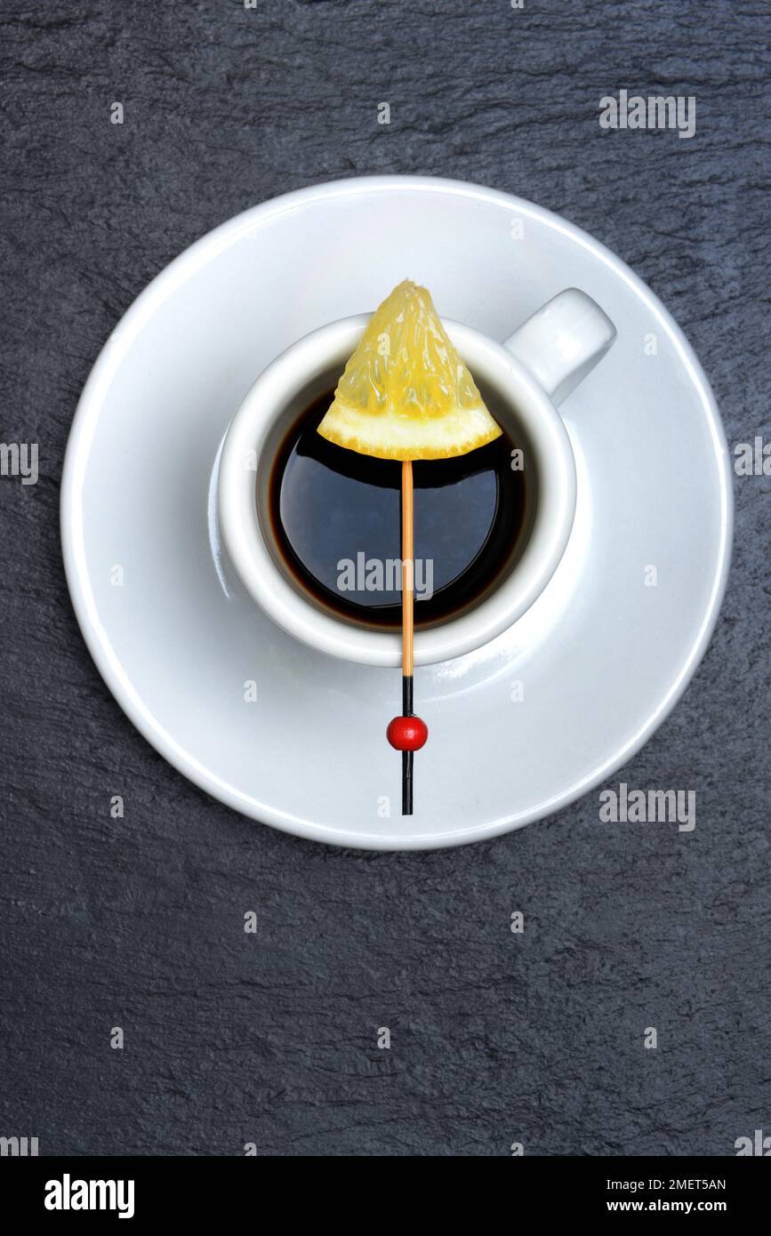 Espresso Romano, tazza di espresso con fetta di limone, preparazione del caffè Foto Stock