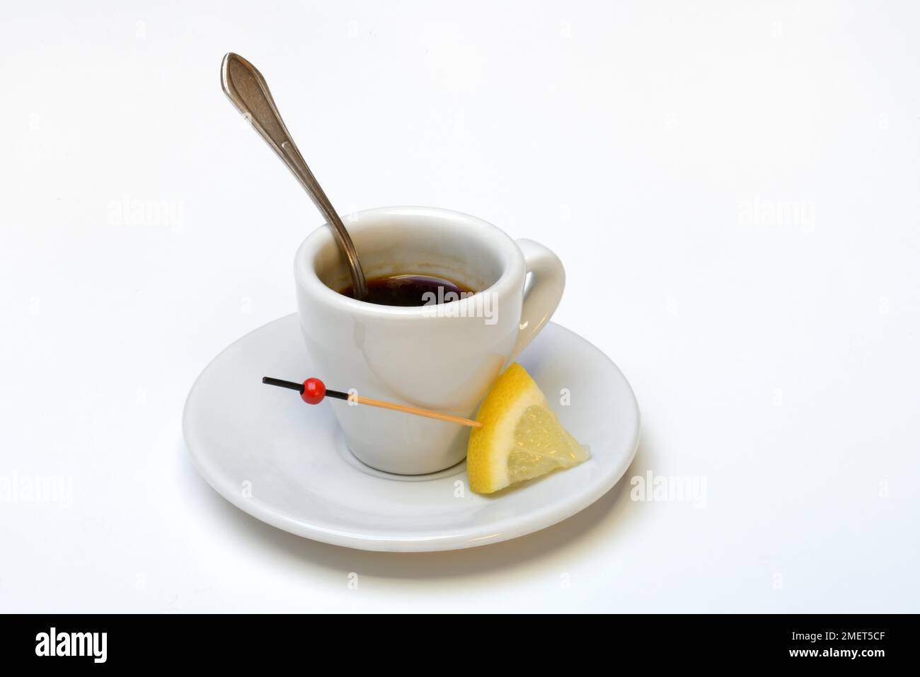 Espresso Romano, tazza di espresso con fetta di limone, preparazione del caffè Foto Stock