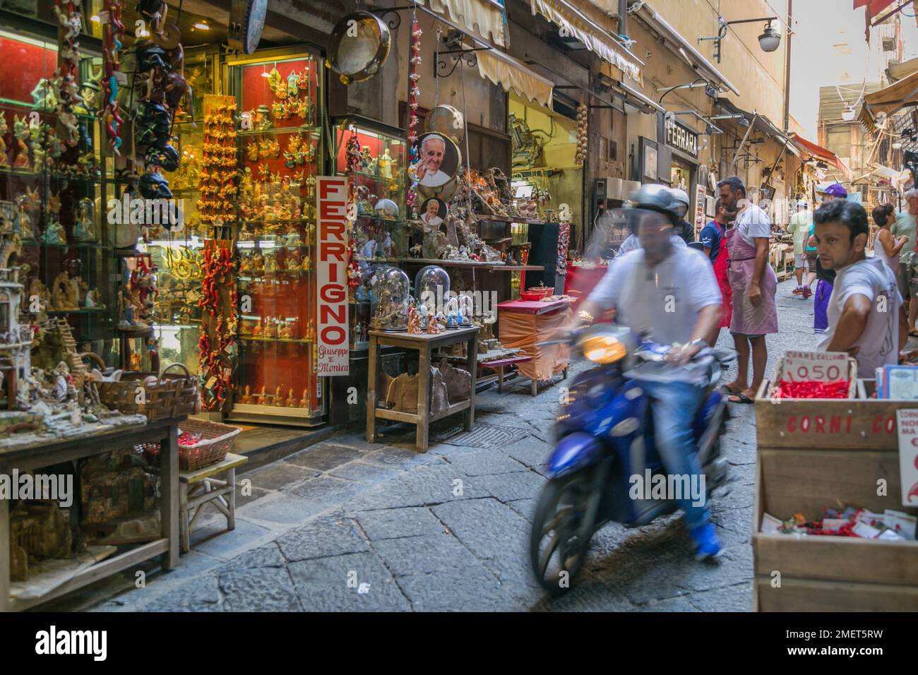 Negozi di souvenir lungo le strade di Napoli, Italia. Foto Stock