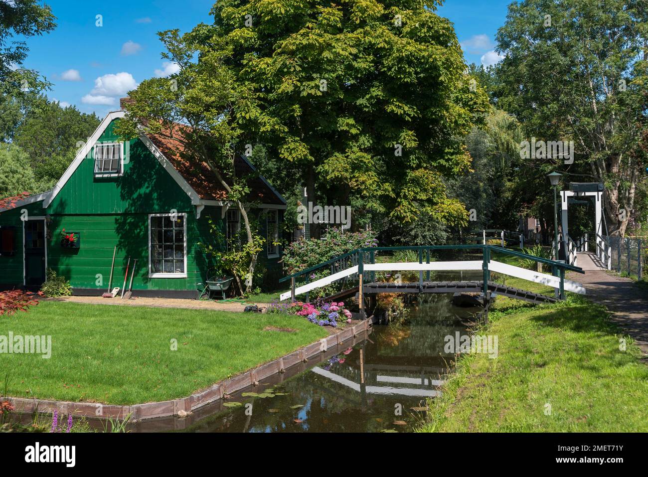 Scena del villaggio con i giardini anteriori e le case tradizionali nella strada Haaldersbroek nel quartiere di Kalverpolder, Zaandam, Olanda del Nord Foto Stock