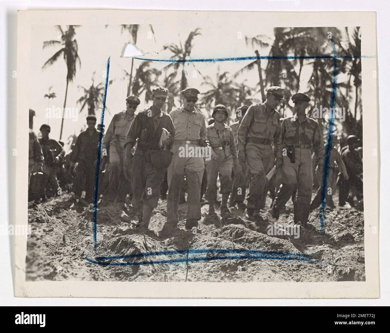 Il generale Douglas MacArthur e il suo staff camminano lungo Red Beach a Leyte Island, poco dopo intensi combattimenti. I pantaloni di MacArthur sono impregnati di lanciarsi a terra da una barca d'assalto, segnando un momento storico nella campagna del Pacifico durante la seconda guerra mondiale Foto Stock